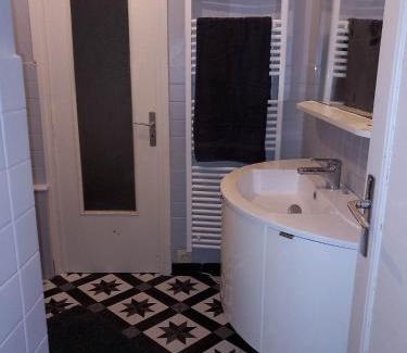 Thiers Apartamento | L'appart de Babou REZ DE CHAUSSEE parking free draps wifi