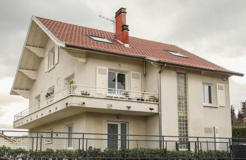 Voiron Apartamento | L'atticisme : Jacuzzi & Parking