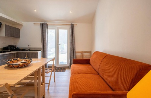 Monein Apartamento | L'Azuré de Monein – Dúplex Renovado con Vistas Impresionantes, Piscina Privada, Jardín y Mezzanine