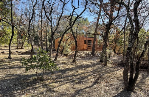Uchaux Cabaña | L'Échapée belle is a wooden frame cottage in the heart of the forest.
