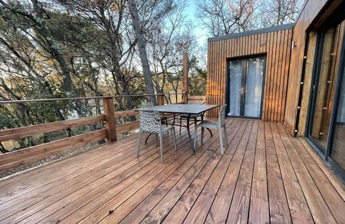 Uchaux Cabaña | L'Échapée belle is a wooden frame cottage in the heart of the forest.
