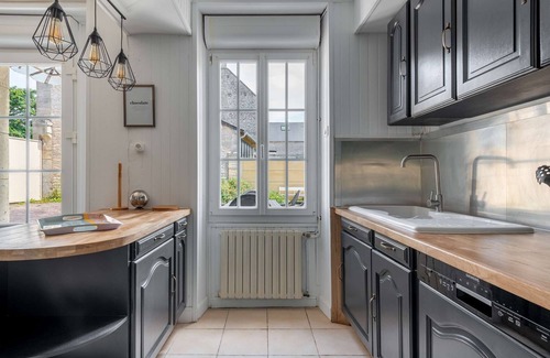 Luc-sur-Mer Casa | L'escalier rouge ☀ Maison rénovée avec cour