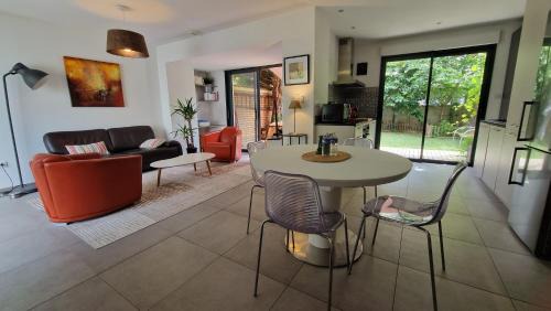 Saint Joseph/Mittelharth Casa | "L'Evasion" Maison avec jardin, Climatisation, Parkings privés, à 5mn à pied du centre Ville