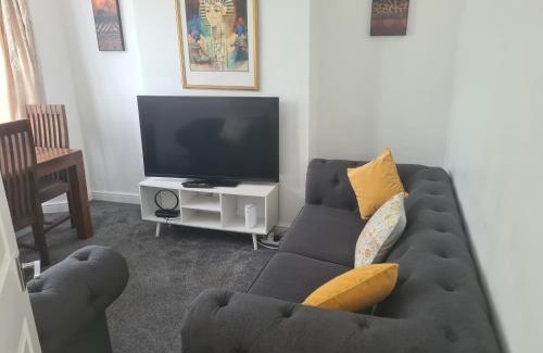 Bilston Casa | L & J Escapes - 8 Bedrooms suitable for Contractors and Families- Private parking available for 6 vehicles