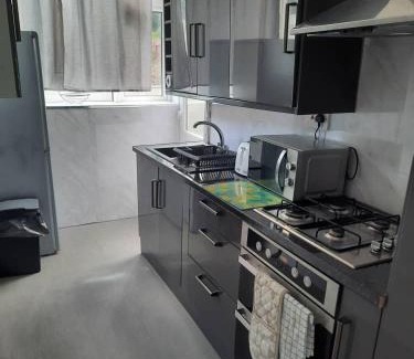 Bilston Casa | L & J Escapes - 8 Bedrooms suitable for Contractors and Families- Private parking available for 6 vehicles