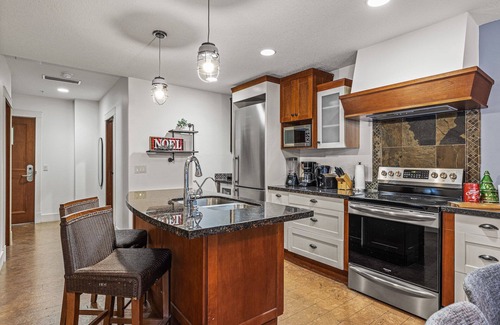 Canmore Complejo | L109-HotTub/Pool/KingBed/Gym/FreeParking/2BR/Sleep7