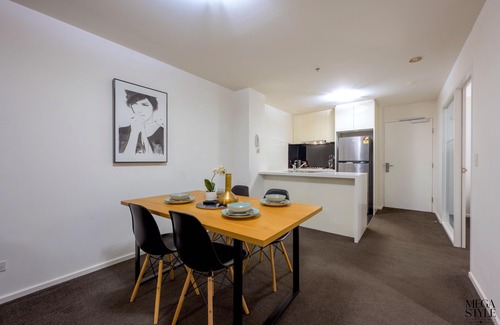Southbank Apartamento | L40 High Rise: Free Parking, Gym, & Pool - Walk to Crown Casino & Eureka Skydeck
