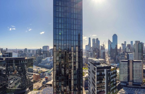 Southbank Apartamento | L40 High Rise: Free Parking, Gym, & Pool - Walk to Crown Casino & Eureka Skydeck