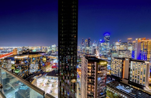 Southbank Apartamento | L40 High Rise: Free Parking, Gym, & Pool - Walk to Crown Casino & Eureka Skydeck