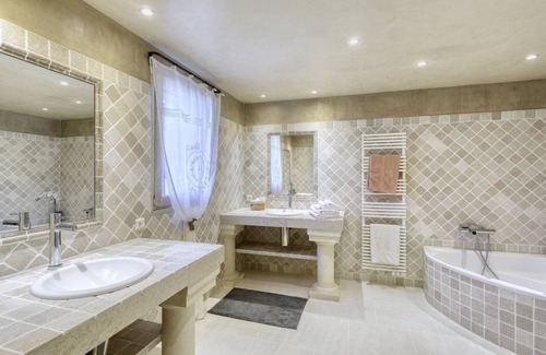 Gordes Otro | La Bastide des Acantins in Gordes with hotel service