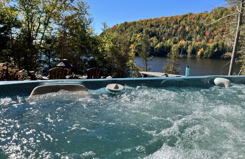 Ferme-Neuve Chalet De Esquí | La Belle Bleue sur le Lac, 4 bedrooms, 2 bathrooms, Spa, indoor and outdoor fireplaces