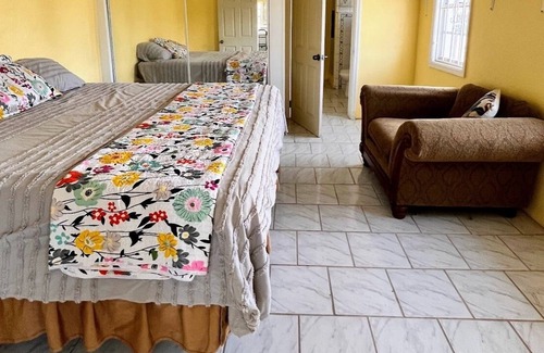 Hannah's Rest Casa | La Belle Vie en Le Château. Quiet & Relaxing! Snorkeling Diving & Dining Nearby