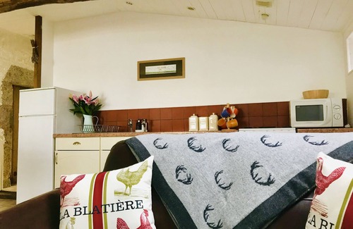 La Chapelle-Saint-Etienne Casa | Establo convertido, piscina climatizada durante todo el año, wifi gratuito, entorno rural y cerca de todo