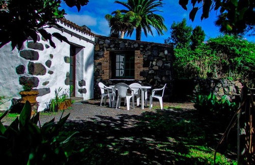 Brena Baja Casa | La Bodega casa rural con piscina y jardines