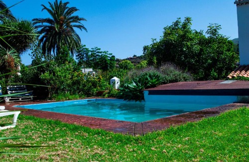 Brena Baja Casa | La Bodega casa rural con piscina y jardines