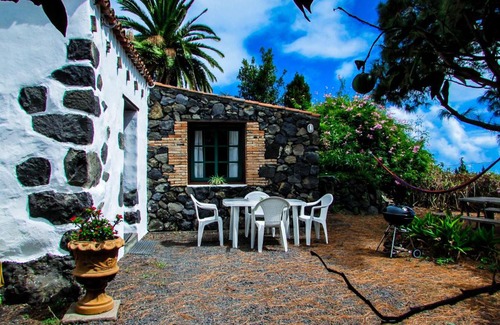 Brena Baja Casa | La Bodega casa rural con piscina y jardines