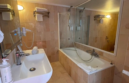 Lower Town Hotel | La Bourse Hotel