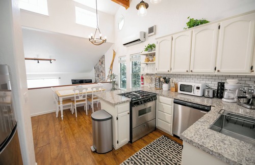Crestline Casa | La Casa Alta/ Cozy mountain cabin with HOT TUB