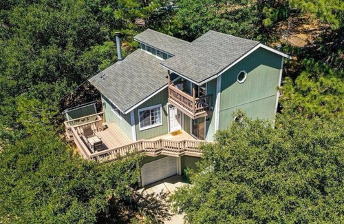 Crestline Casa | La Casa Alta/ Cozy mountain cabin with HOT TUB