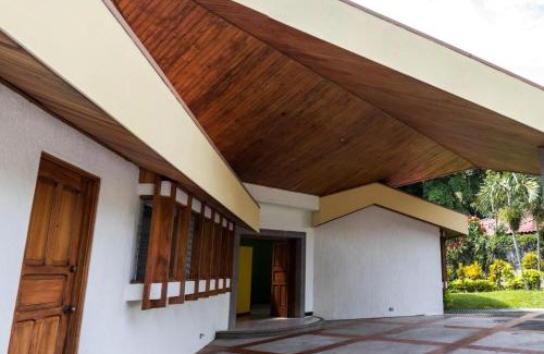 Ciudad Cariari Cama Y Desayuno | La Casa de Cariari Al Golf