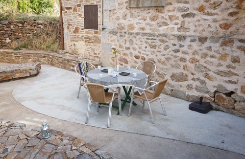 Madarcos Casa | La Casa de la Maestra 2 es casa encantadora, típica de pueblo, de decoración cálida y acogedora.