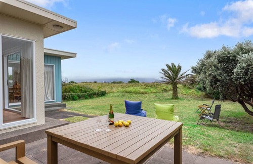 Waikanae Casa | La Casa de la Playa - Waikanae Beachfront Holiday Home