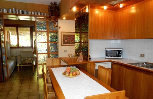 Desenzano del Garda Apartamento | La Casa di Gio '- Apartamento montañoso con vista al lago, con piscina.