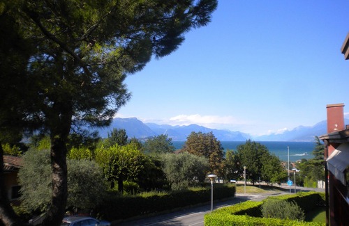 Desenzano del Garda Apartamento | La Casa di Gio '- Apartamento montañoso con vista al lago, con piscina.