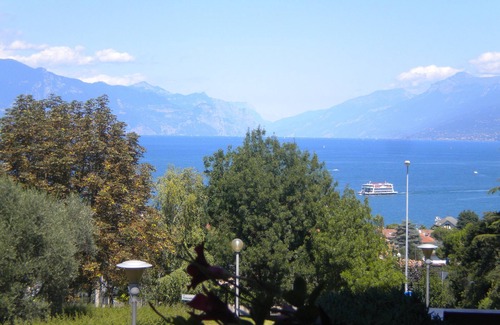 Desenzano del Garda Apartamento | La Casa di Gio '- Apartamento montañoso con vista al lago, con piscina.