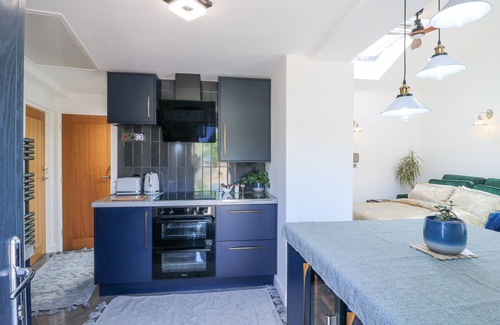 Arnold Cabaña | LA CASA LIPA, with a garden in Nottingham