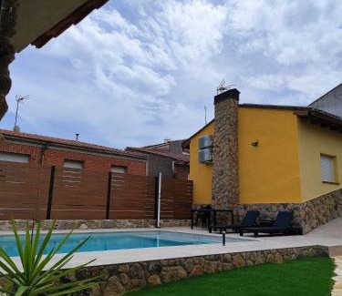 Castillo de Bayuela Chalet De Esquí | La casita de Ra