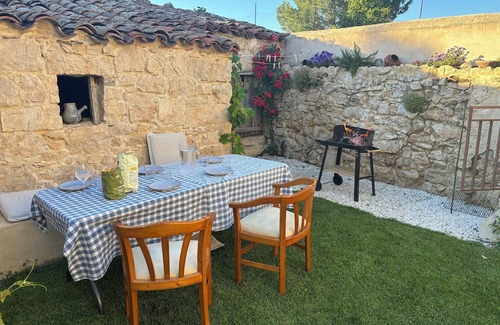 Patones Casa | La Casita de Patones. Casa rural sostenible con jardín y BBQ