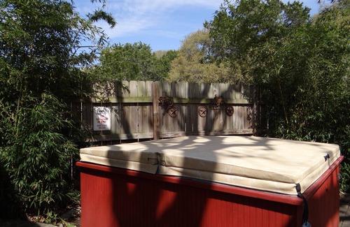 Wimberley Cabaña | La Casita (tranquilo y tranquilo) Patio privado con bañera de hidromasaje y parrilla de barbacoa.