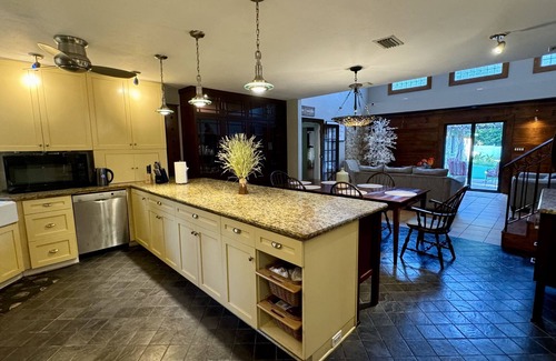 Gainesville Casa | La Casona: Spacious 6-bedroom house, outdoor pool, and new pickleball court!