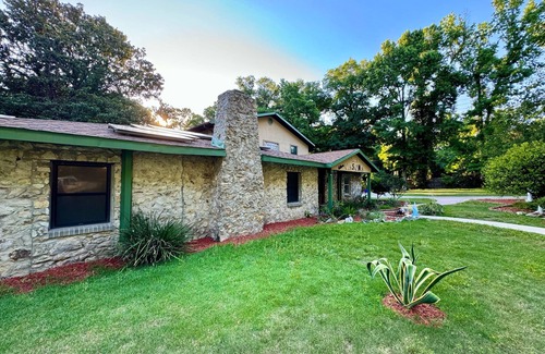 Gainesville Casa | La Casona: Spacious 6-bedroom house, outdoor pool, and new pickleball court!