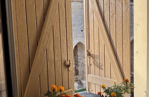 Aigues-Mortes Cama Y Desayuno | La CAVALIERE, Breakfast room included. SOL en CIEL house