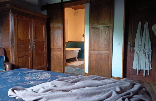 Saint-Estephe Cama Y Desayuno | La Cerise – spacious and elegant B&B room at Domaine Le Verger