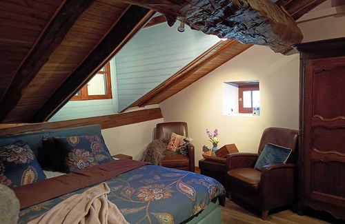 Saint-Estephe Cama Y Desayuno | La Cerise – spacious and elegant B&B room at Domaine Le Verger