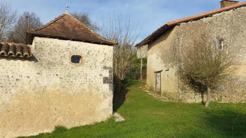 Salles-Lavalette Casa | La Chaumière