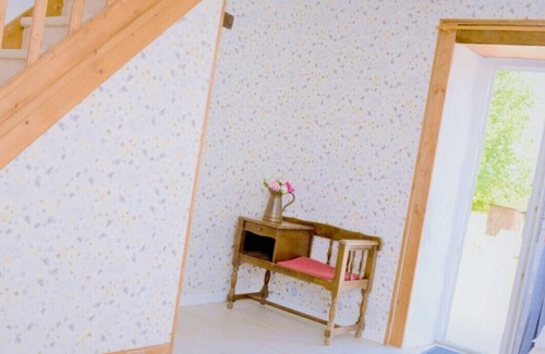 Saint-Julien-du-Terroux Cabaña | La Chouette 1 bedroom gite (1 of 3) with pool near Bagnoles