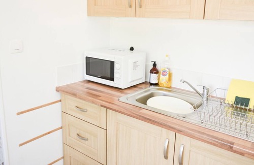 Saint-Julien-du-Terroux Cabaña | La Chouette 1 bedroom gite (1 of 3) with pool near Bagnoles