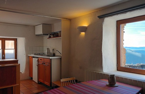 Castelnau-Pegayrols Casa | Casa de vacaciones La Clé Des Sens con vistas a la montaña, terraza privada y piscina cubierta.