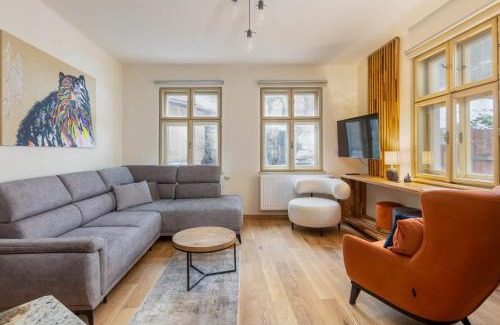 Brasov Casa | La Côte 26 - Restored Saxon Style House in the Old Town with Jacuzzi and Private Parking
