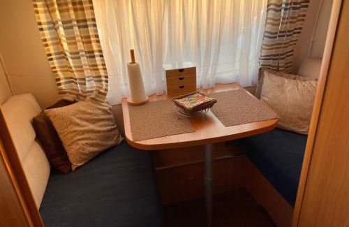 Guereins Otro | La Croisée, Caravane avec toilette et lavabo - particulier