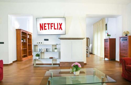 Albate Apartamento | LA'DELI - Como - grande appartamento con parcheggio, nefltix, giardino, terrazzo