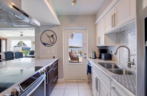 St. Petersburg - Clearwater Casa | La Dolce Vita Private Waterfront 3 Bedroom Pool Home