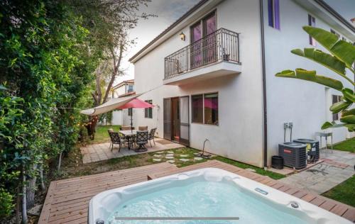 Tarzana Casa | LA Dream Gem - Beautiful Home with Spa