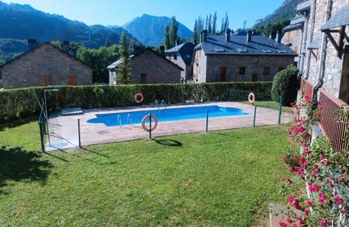 El Pueyo de Jaca Apartamento | La Encina, Acogedor apartamento con piscina - Arafita Apartamentos