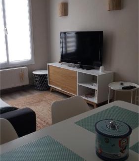 Falaise Apartamento | La Falaisienne - Appartement pour 4 au cœur de Falaise - "Larès"