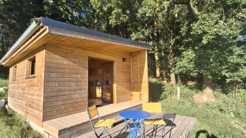Saint-Gilles-du-Mene Casa | La ferme de beau soleil Gîte et cabanes